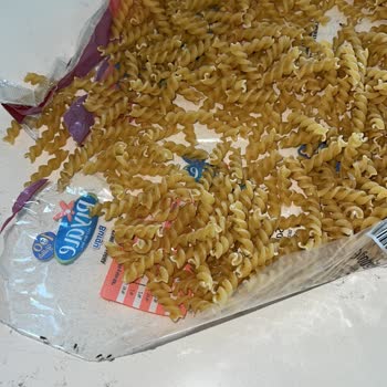 Makarnadan Çıkan Böcekler Şok Etti!