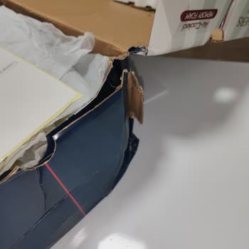 Özensiz Paketleme Nedeniyle Yıpranmış Ayakkabı Kutusu
