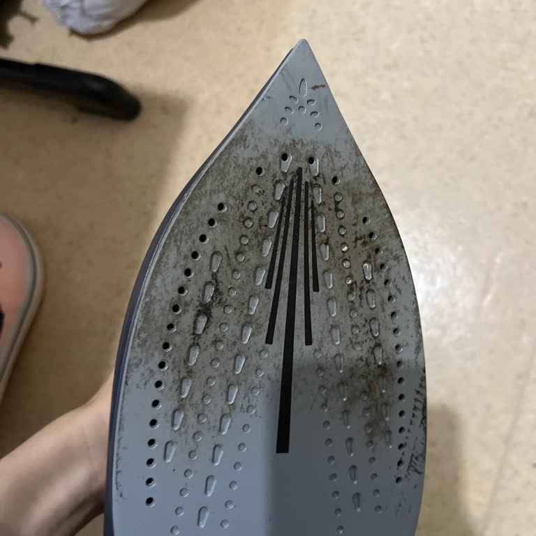 Kiwi Marka Ütü Gömlekleri Yakıyor Ve Su Akıtıyor