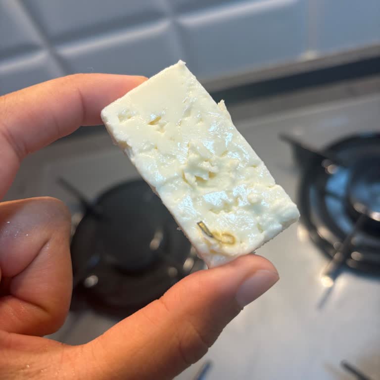 Peynirin İçinden Çıkan Metal Parça Şok Etti