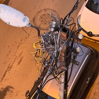 Tehlike Saçan Elektrik Direği Ve İlgisiz Hizmet