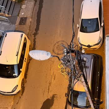 Tehlike Saçan Elektrik Direği Ve İlgisiz Hizmet