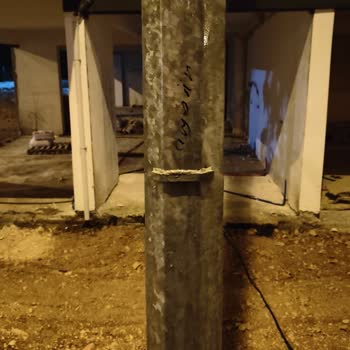 Dükkan Girişini Engelleyen Aydınlatma Direği Sorunu