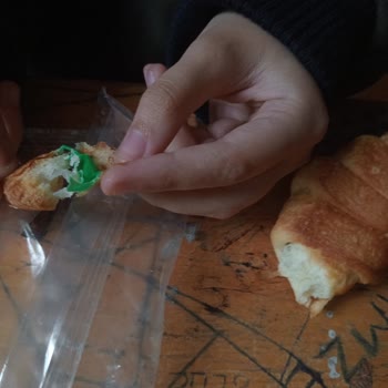 Kruvasanın İçinden Çıkan Gizemli Madde