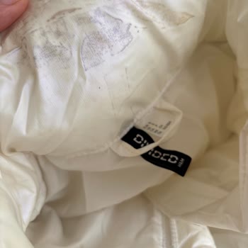 H&M Jacke mit unerklärlichen Flecken nach Lagerung