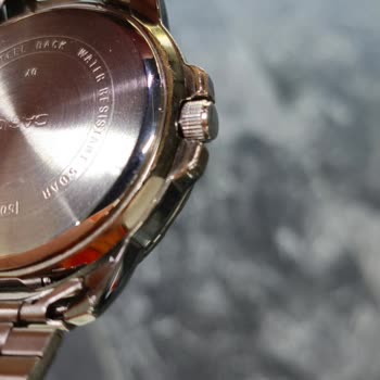 Casio Uhr zeigt Abnutzung und verursacht Hautreaktionen – Qualitätsmangel bei neuen Modellen