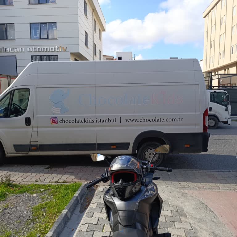 Chocolate Kids Kaldırıma Park Eden Araçlar Yüzünden Bina Girişleri Kapalı
