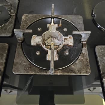 Franke 5-Flammen-Kochfeld zeigt Flecken und Installationsfehler – Austausch und Service benötigt