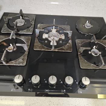 Franke 5-Flammen-Kochfeld zeigt Flecken und Installationsfehler – Austausch und Service benötigt