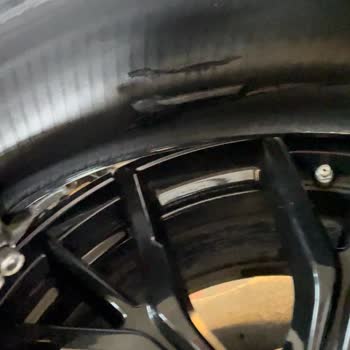 Bridgestone Reifen mit inneren Rissen und mangelnde Unterstützung bei Schadenserklärung