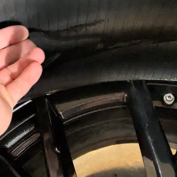 Bridgestone Reifen mit inneren Rissen und mangelnde Unterstützung bei Schadenserklärung