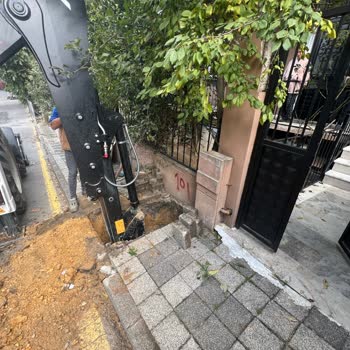 Elektrik Direği Ve Doğalgaz Kutusu Yan Yana Güvenlik Riski