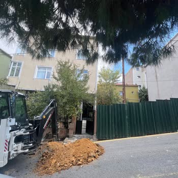 Elektrik Direği Ve Doğalgaz Kutusu Yan Yana Güvenlik Riski