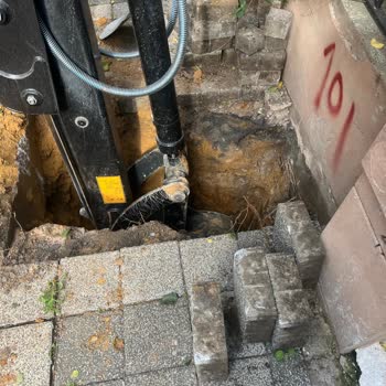 Elektrik Direği Ve Doğalgaz Kutusu Yan Yana Güvenlik Riski