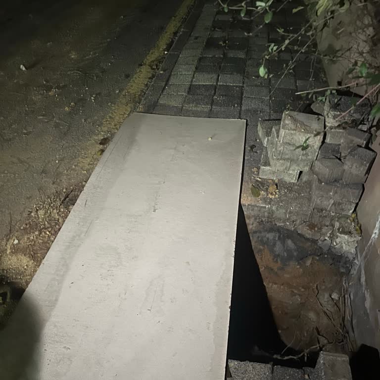 Elektrik Direği Ve Doğalgaz Kutusu Yan Yana Güvenlik Riski