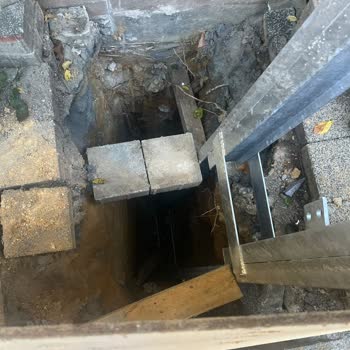 Elektrik Direği Ve Doğalgaz Kutusu Yan Yana Güvenlik Riski