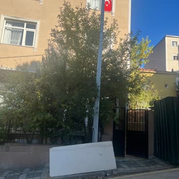 Elektrik Direği Ve Doğalgaz Kutusu Yan Yana Güvenlik Riski