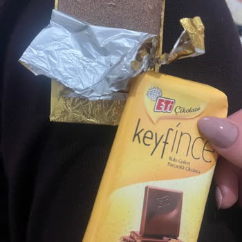 Bozuk Çikolata Kabusu: Pirinç Patlaklı Çikolatadan Kurt Çıktı!