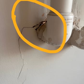 Belediye Yıkımı Sonrası Bina Hasarı Giderilmedi