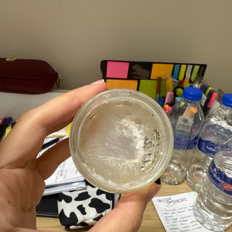 Jowe Kaş Sabitleme Jeli Beyazlaştı, Kötü Görüntü Oluşturuyor