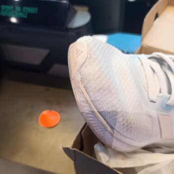 Adidas Ayakkabının Hızla Deformasyonu Ve Mağaza Fiyat Farkı