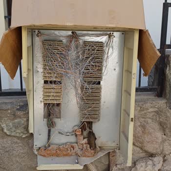 Bodrum'da Telekom'un İhmali: Turistlerin Gözdesi Kırık Kutu