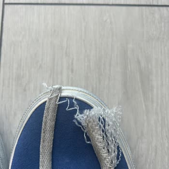 Yıpranmış Ayakkabı Bağcıklarıyla İade Sorunu