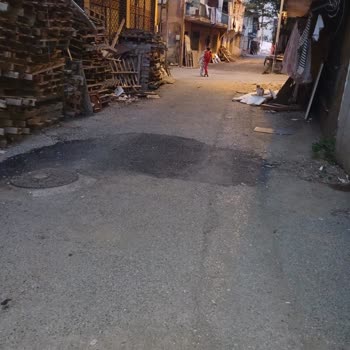 Özbey Caddesi'nde Trafik Ve Sağlık Tehlikesi Yaratan Odun Yığını