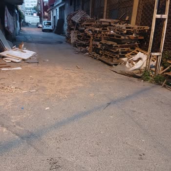 Özbey Caddesi'nde Trafik Ve Sağlık Tehlikesi Yaratan Odun Yığını