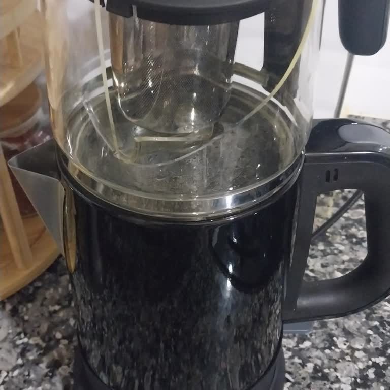 Yeni Alınan Çay Makinesinin Camı Patladı