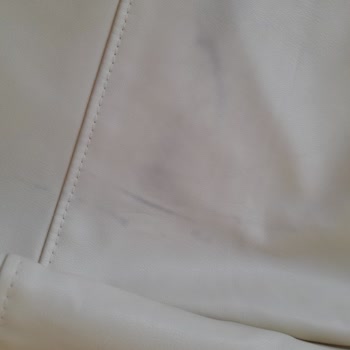 Krem Rengi Deri Pantolondaki Kalıcı Siyah Lekeler