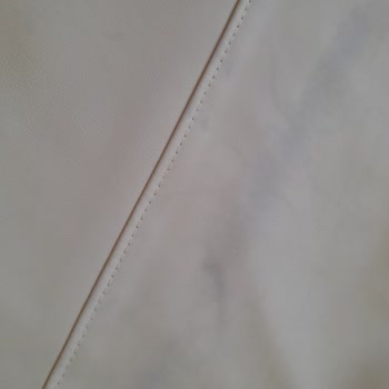 Krem Rengi Deri Pantolondaki Kalıcı Siyah Lekeler