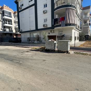 Çöp Konteynerinin Yanlış Konumu Ve Kirlilik Sorunu