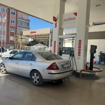 Total Gas Pump Malfunctioned Causing Fuel Spill with No Manager Assistance