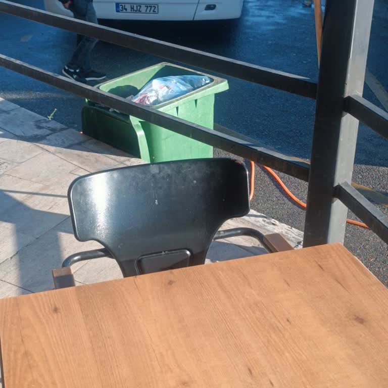 Eski Model Araç Ve Konforsuz Yolculuk Deneyimi