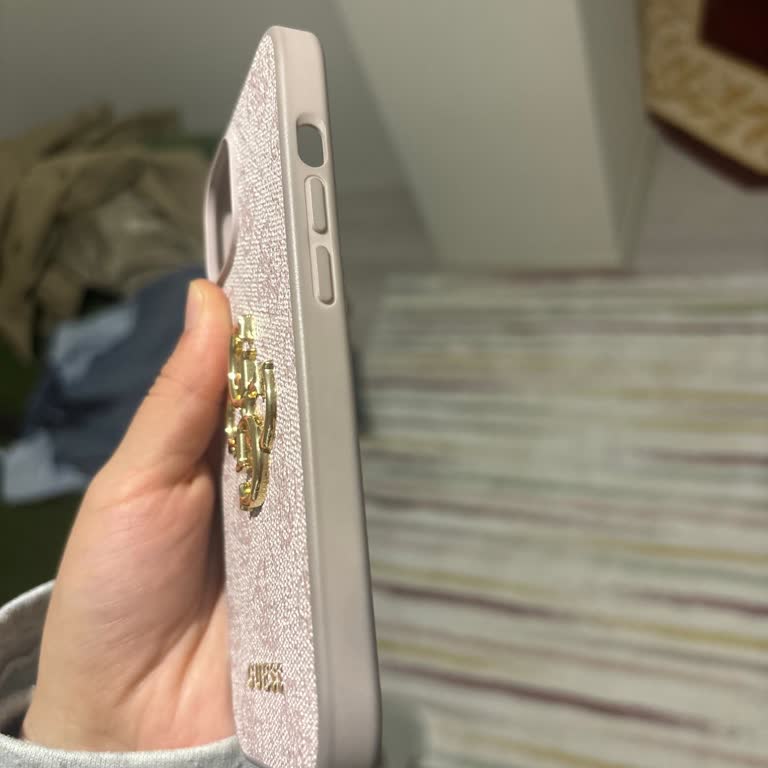 Guess Kılıfın Hızla Renk Değiştirmesi