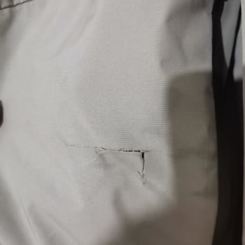 Mavi Yağmurlukta Beklenmedik Yırtılma Sorunu!