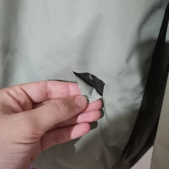 Mavi Yağmurlukta Beklenmedik Yırtılma Sorunu!