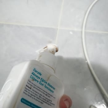 Cerave Acne Cleanser Turned Brown with Rusty Smell, Damaged My Skin