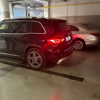 Mercedes und lange Wartezeit auf Ersatzteile nach Unfall – Fahrzeug seit Monaten in Werkstatt