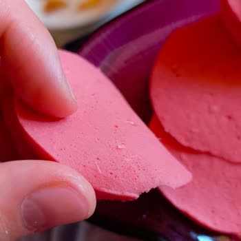 Hijyen Sorunu: Piliç Salamda Tavuk Tüyleri