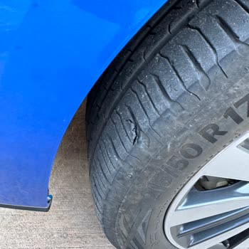 Continental EcoContact 6 Reifen auf Ford Focus 2023 beschädigt und schlechte Haftung bei Nässe