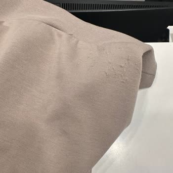 Calvin Klein Sweatshirt'ün Hızlı Deformasyonu