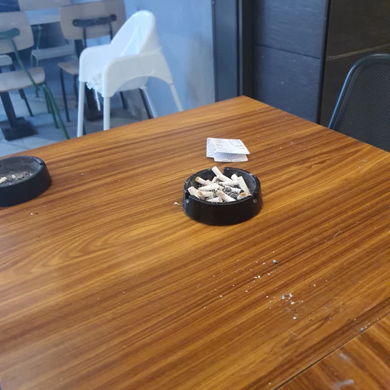 Burger King Şubesinde Mutsuz Çalışanlar Ve Temizlik Sorunu