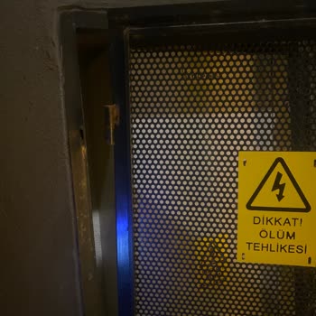 Kırık Elektrik Panosu Ve Bilgilendirme Eksikliği