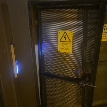 Kırık Elektrik Panosu Ve Bilgilendirme Eksikliği