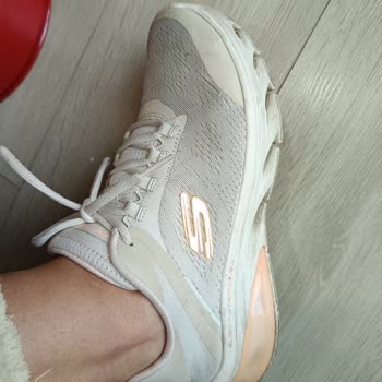 Skechers Ayakkabının Üst Kısmında Kendiliğinden Oluşan Deformasyon