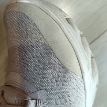 Skechers Ayakkabının Üst Kısmında Kendiliğinden Oluşan Deformasyon