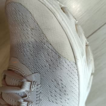 Skechers Ayakkabının Üst Kısmında Kendiliğinden Oluşan Deformasyon