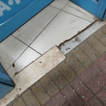 Alanya Konaklı Mağazasının Bakımsızlığı Güvenlik Tehdidi Yaratıyor